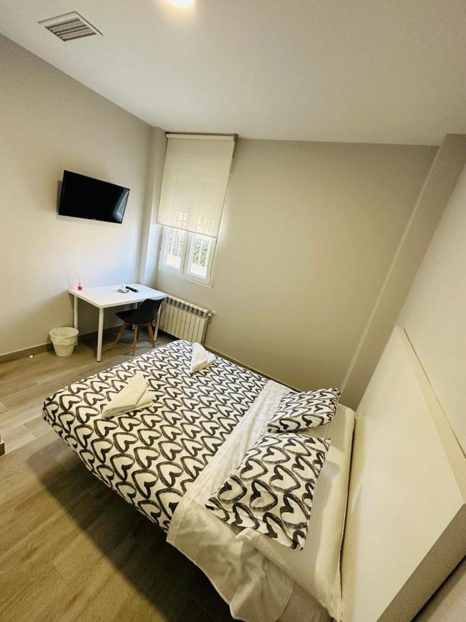 Hospedaje Cuatro Vientos Madrid Exterior photo